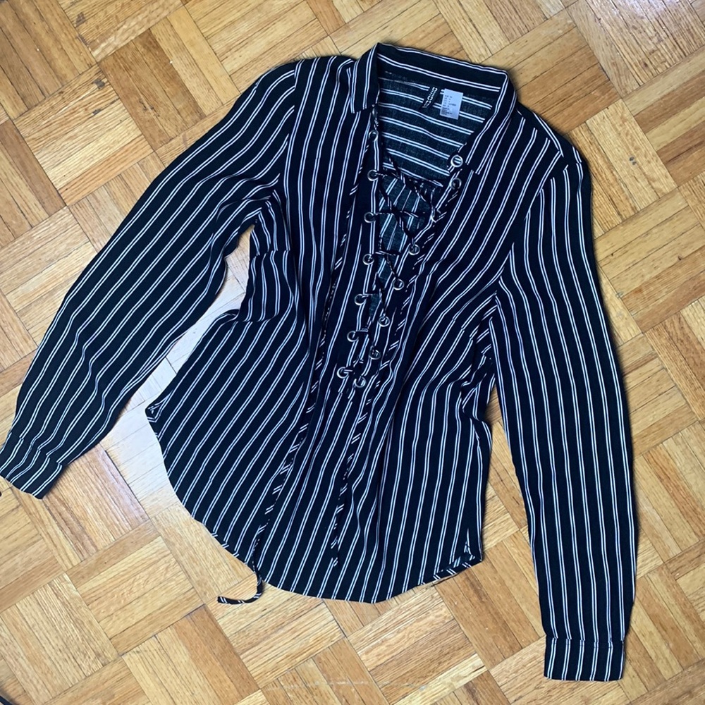 H&M DIVIDED black/white striped grommet lace up blouse Size 4